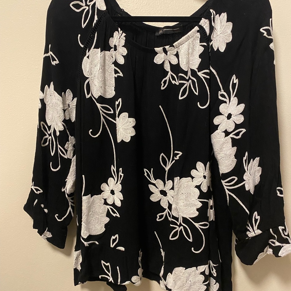 Chic Romantic black & white embroidered floral top